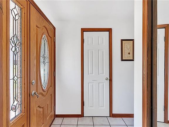 3rd image of 5 W White Oak Dr