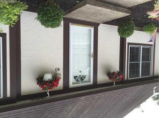 40 Middlesex Rd, Orchard Park, NY 14127