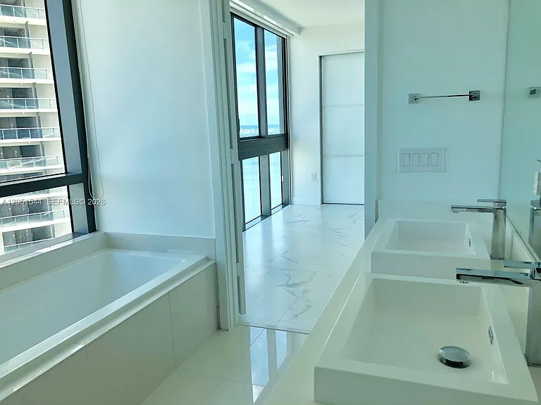650 NE 32nd St #3307 — Photo 8
