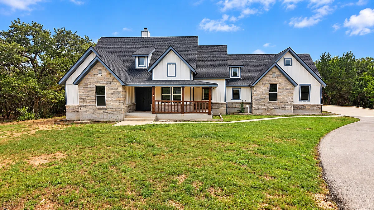 4 bed, 3.5 bath, 2384 sqft, $3,400 — Photo 1