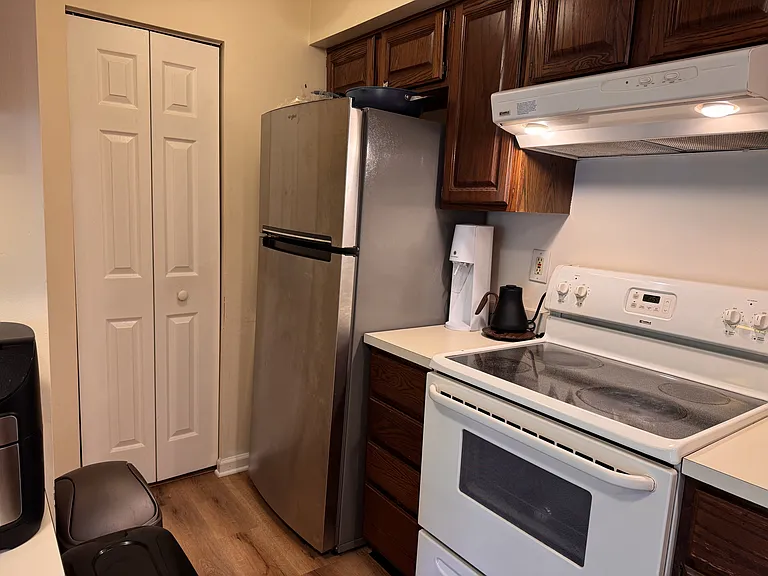 Kitchen (POV3), door to water heater