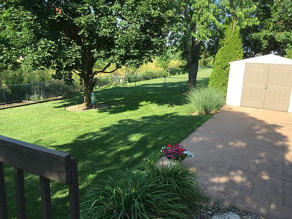 Beautiful fenced yard & shed