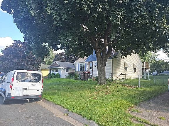 2nd image of 238 Macarthur St E