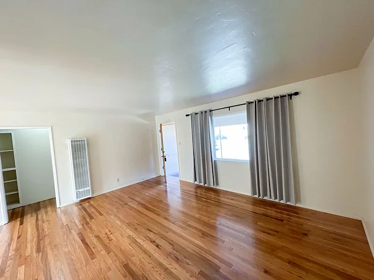 2245 Baldwin St — Photo 9