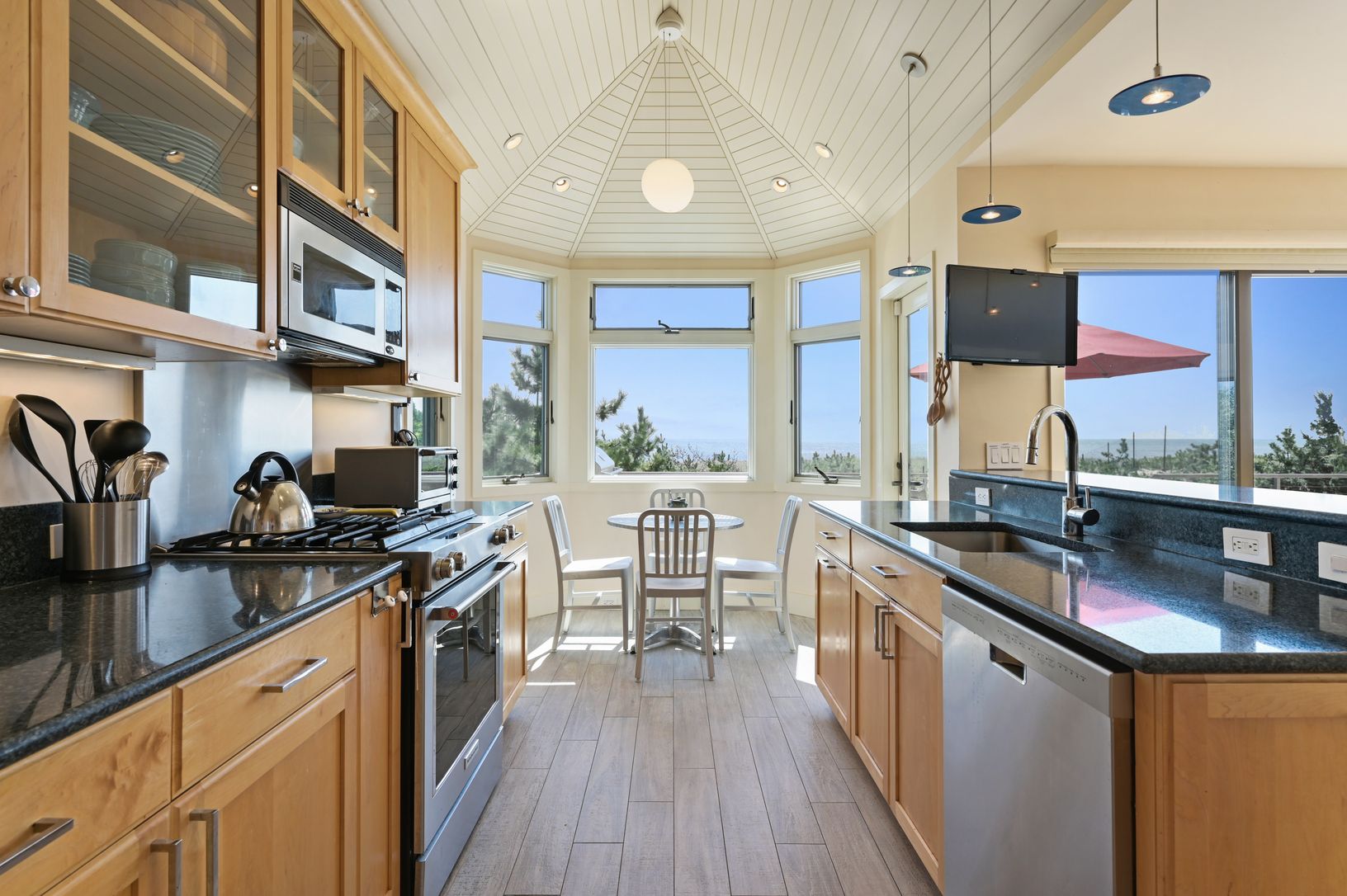  Kitchen and Breakfast Nook