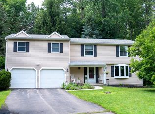 902 Copperkettle Rd, Webster, NY 14580