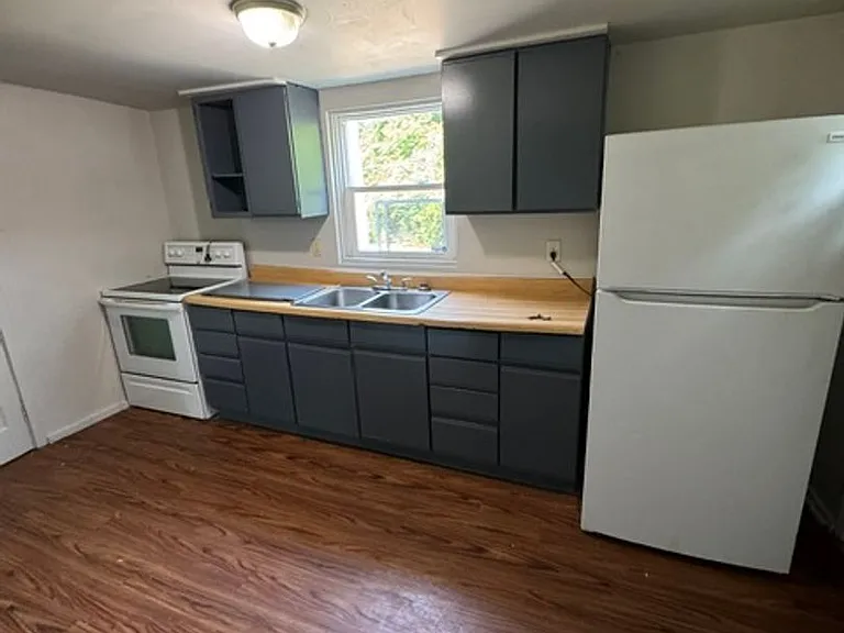 716 Baxter St — Photo 3