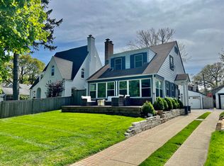 594 Broadview Ave, Highland Park, IL 60035