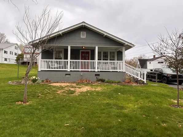 134 1/2 Woods Ave, Oak Hill, WV 25901