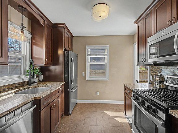 3rd image of 2825 Pennsylvania Ave S