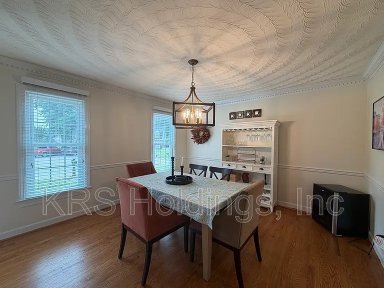 1520 Woodside Ct N — Photo 2