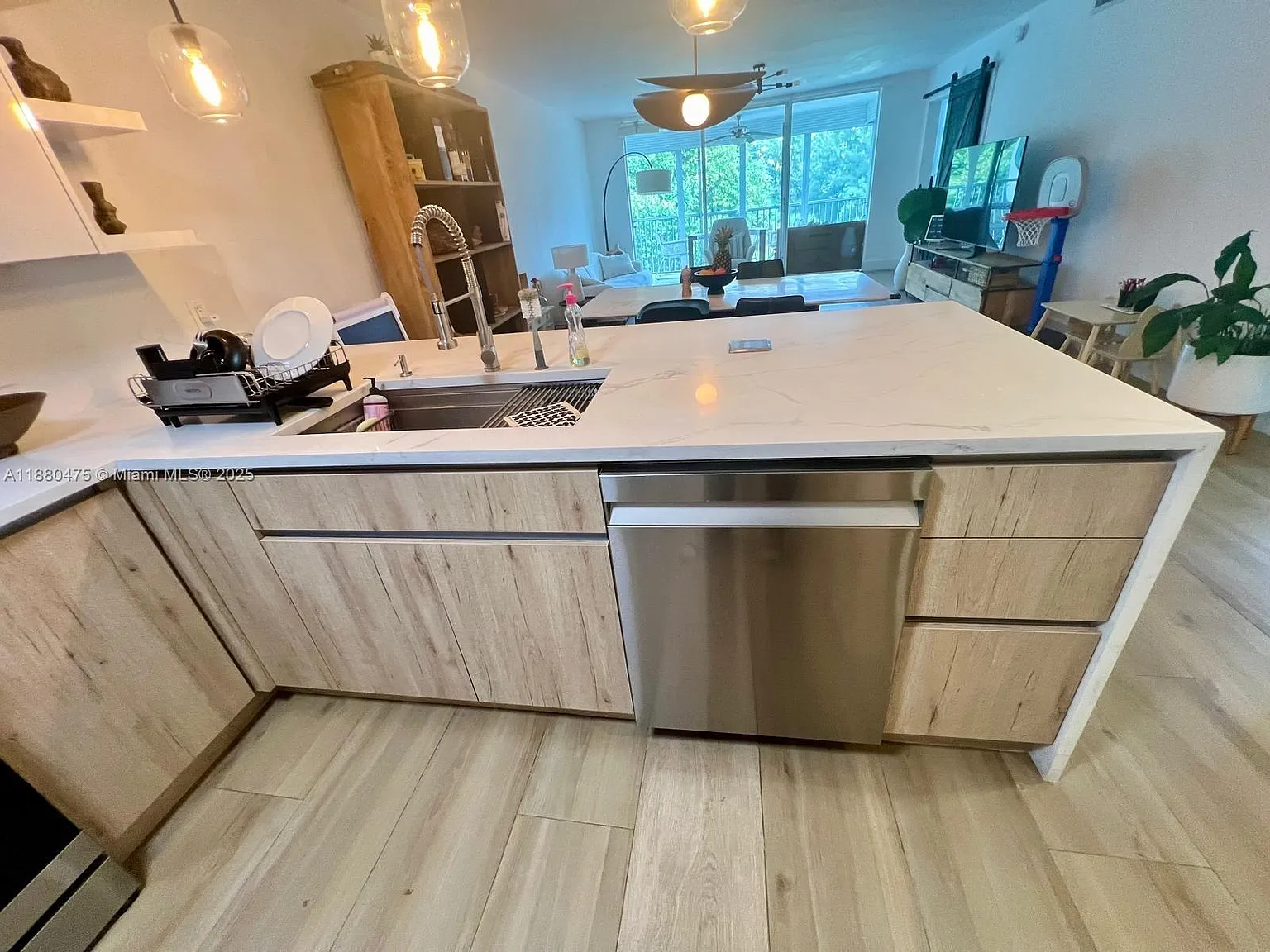 3 bed, 1400 sqft, $2,400 — Photo 3