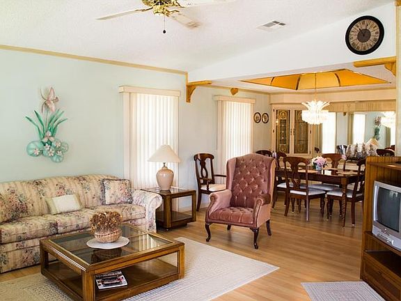 3rd image of 4929 Colonnades Cir W