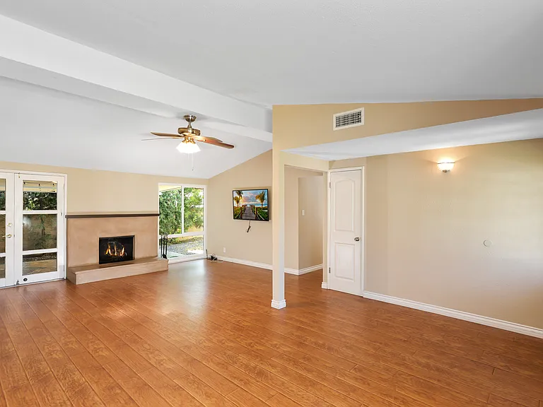526 N Emerald Dr — Photo 8