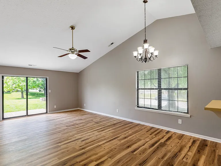 1015 Crimson King Pkwy — Photo 4