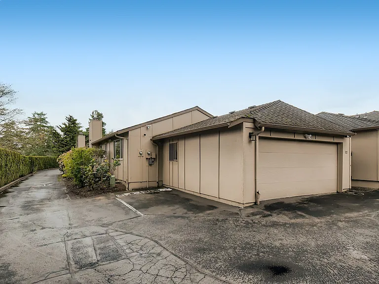 32 Condolea Dr — Photo 3