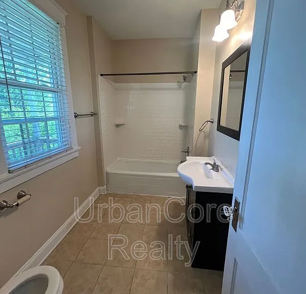 709 N 35th St — Photo 25
