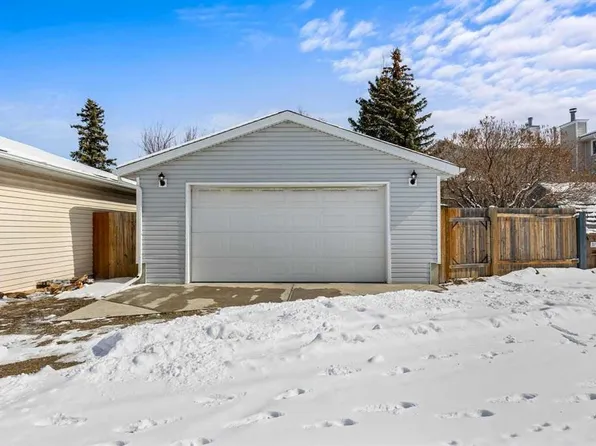 9759 SE Sanderling Way NW, Calgary, AB T3K 3R8