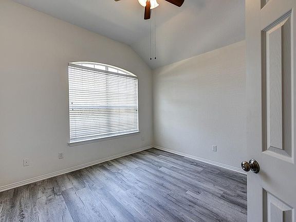 5th image of 330 Lakefield Dr