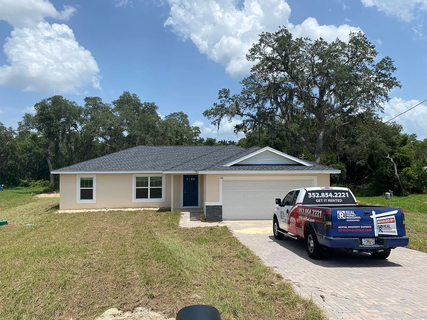 Not Available Unti Mid November Beautiful Area For This Awesome Home — Photo 1