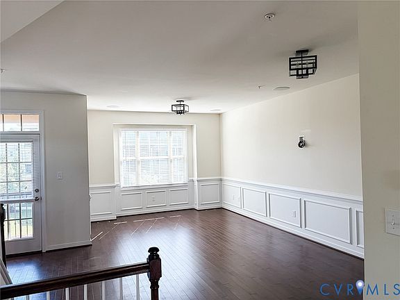 3rd image of 10926 Parkshire Ln