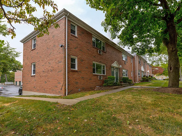 Nassau Arms Apartments — Photo 18