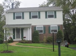 962 Lindfield Dr, South Park, PA