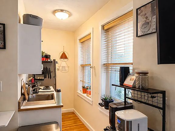 4th image of 108 Myrtle St APT 4