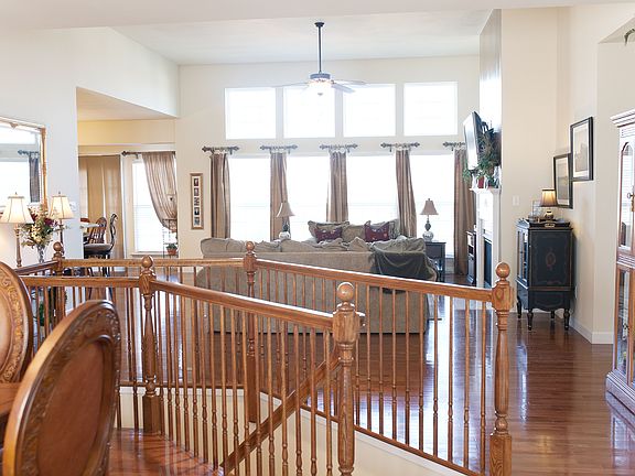 GREAT ROOM & STAIRCASE