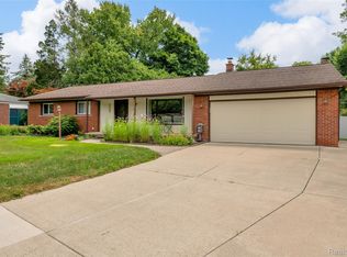30065 Minglewood Ln, Farmington Hills, MI 48334