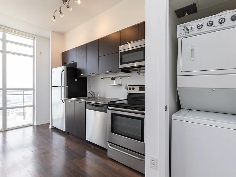 38 Joe Shuster Way — Photo 14