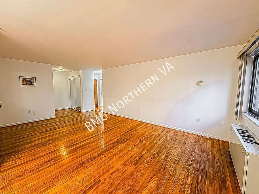 Sun-filled and Contemporary 1 Bed 1 Bath Condo In Convenient Cavendish Community - Utilities Incl... — Photo 3