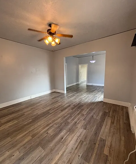 815 College St N — Photo 5