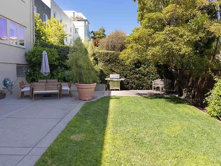 Merritt Ave — Photo 16