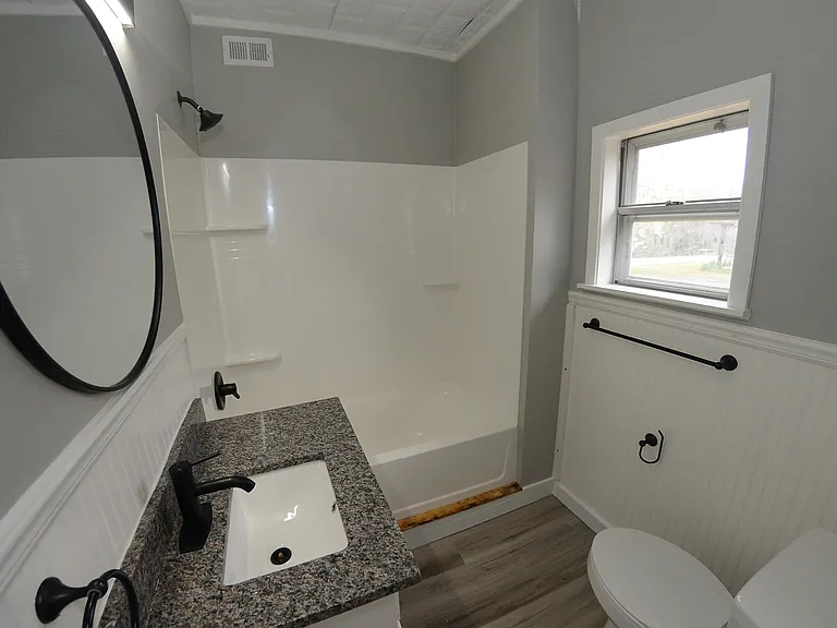 412 W Day St — Photo 8