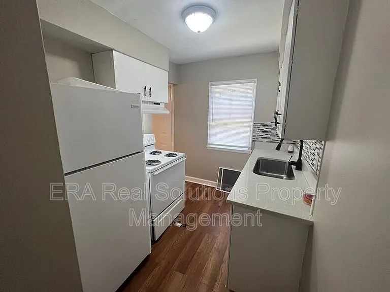90 N Waverly St — Photo 4