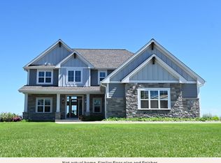 N54W25343 Crescent Hill Dr, Sussex, WI 53089