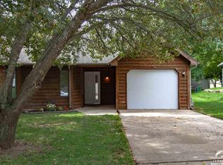 208 Summertree Ln, Lawrence, KS 66049