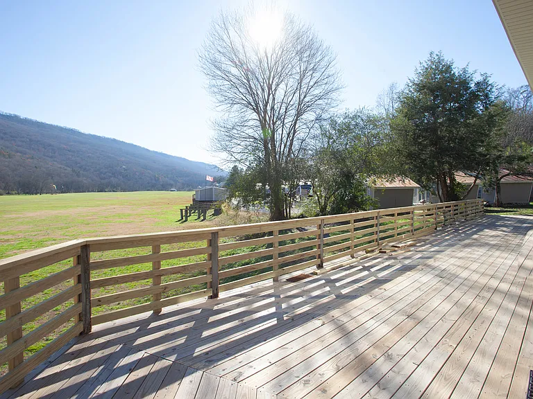 Shared deck with views from the base of Lookout mountain!