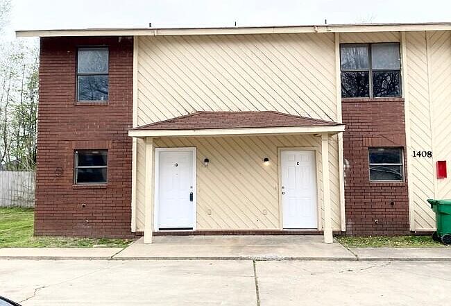 1st image of 2785 N Seneca Ave