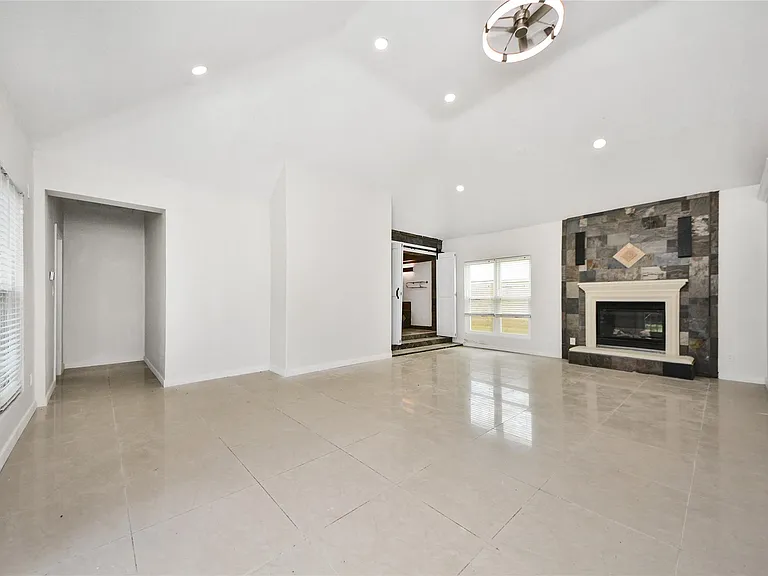 15719 Baytree Dr — Photo 14
