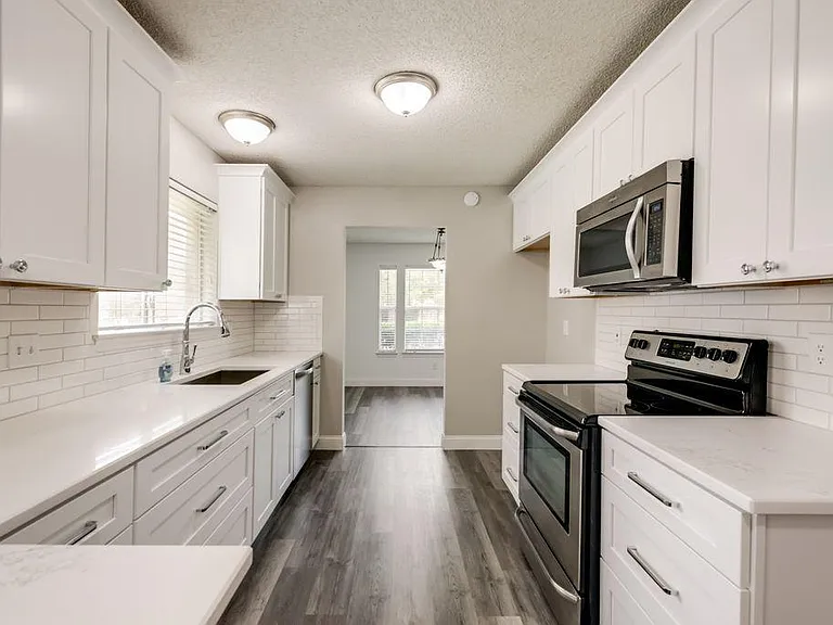 10717 Pineview Ln — Photo 10
