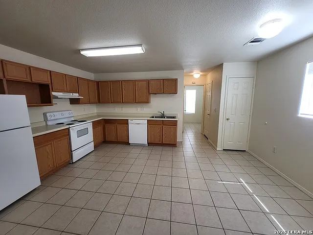 2 bed, 2.0 bath, 957 sqft, $1,200 — Photo 2