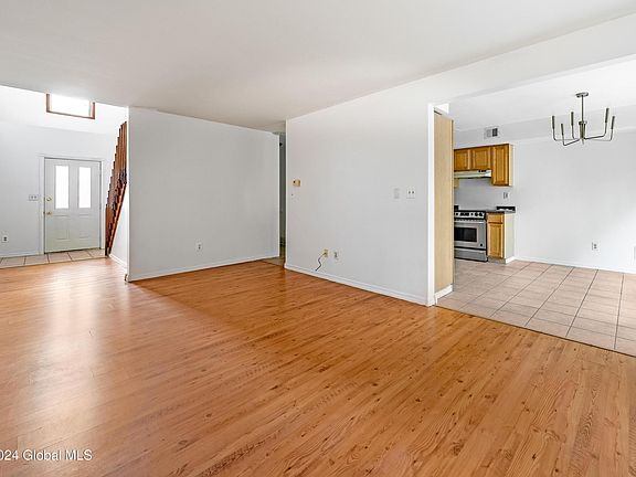 3rd image of 208 Whitetail Ct