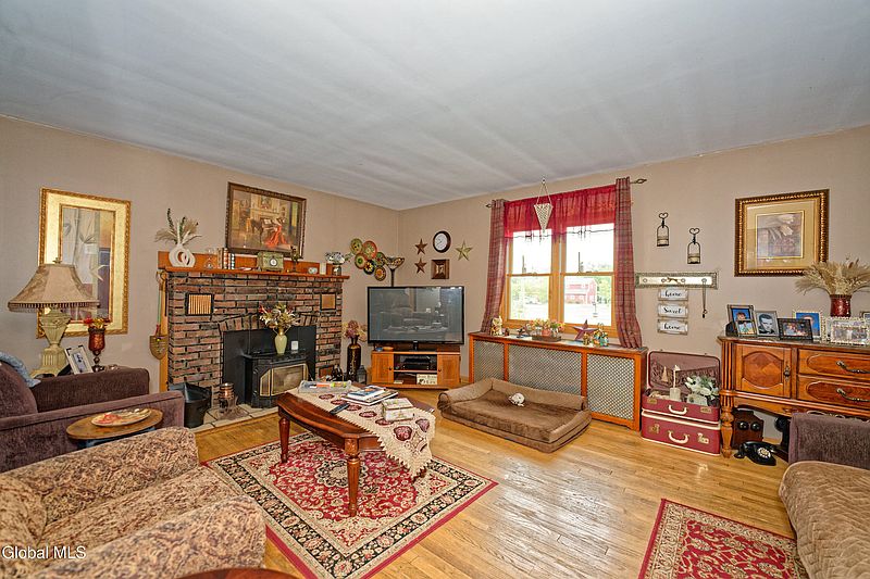 5th image of 1037 Hudson Avenue