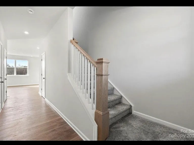 524 Sitka Dr — Photo 2