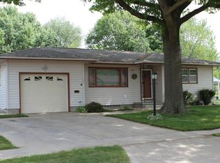 424 Devonshire Dr, Waterloo, IA 50701