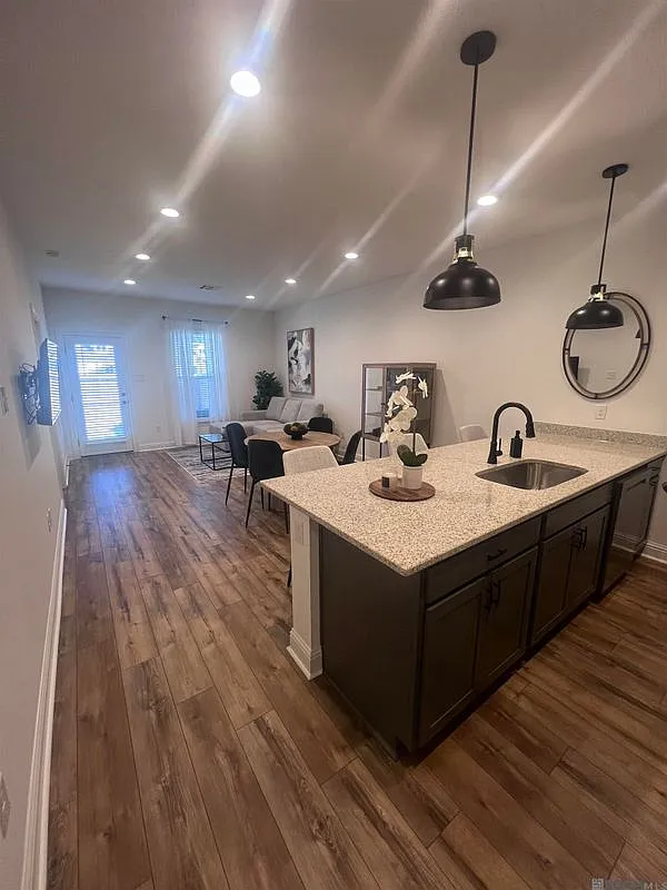 2 bed, 2.0 bath, 1101 sqft, $2,029 — Photo 2