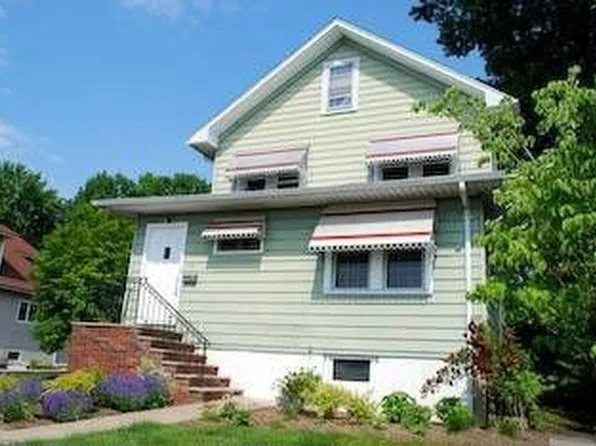 19 Hewson Ave, Waldwick, NJ 07463