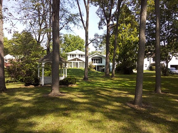 2nd image of 82 Glenwood Dr